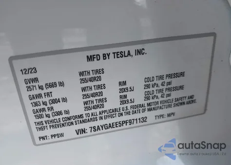 2023 Tesla Model Y Awd/Long Range Dual Motor All-Wheel Drive z USA, uszkodzony, nr VIN 7SAYGAEE5PF971132